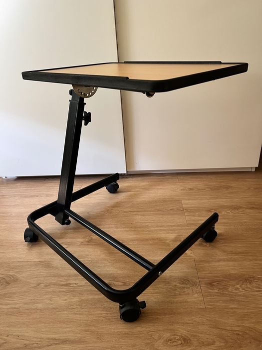 Mesa auxiliar regulável