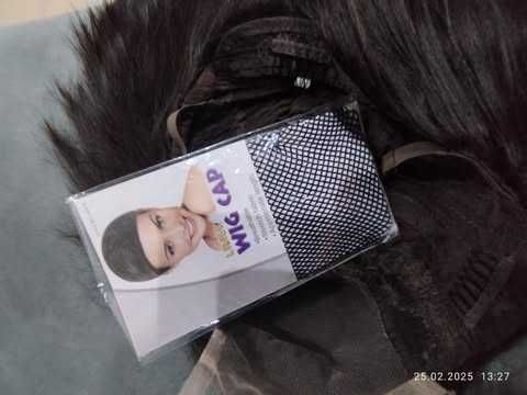 Peruka rozm. M . Włosy jak naturalne, półdługie ,proste. Kolor czarny