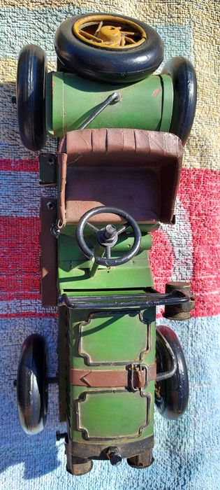 Carro verde em metal replica de carro antigo