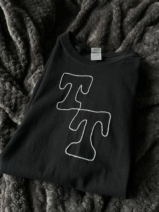 Czarna bluzka koszulka otsochodzi tthe grind