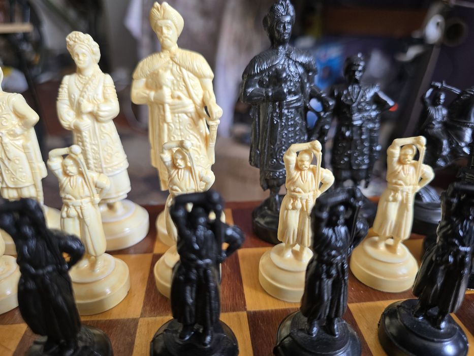 Шахматные фигуры украинские поштучно и Доска Дуб.
