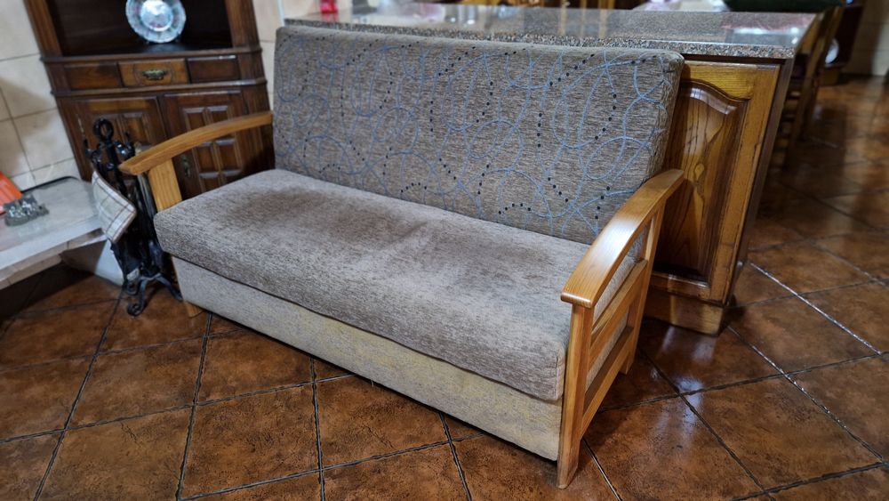 Sofá tecido e madeira