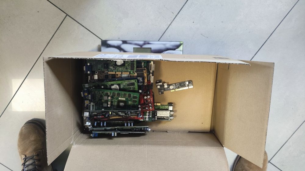 Karty graficzne uszkodzone oczyszczone złom elektroniczny