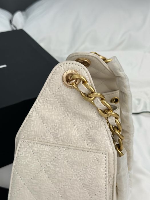 Сумка Chanel 25 Small Handbag in Cream Caviar Leather with Gold Hardware