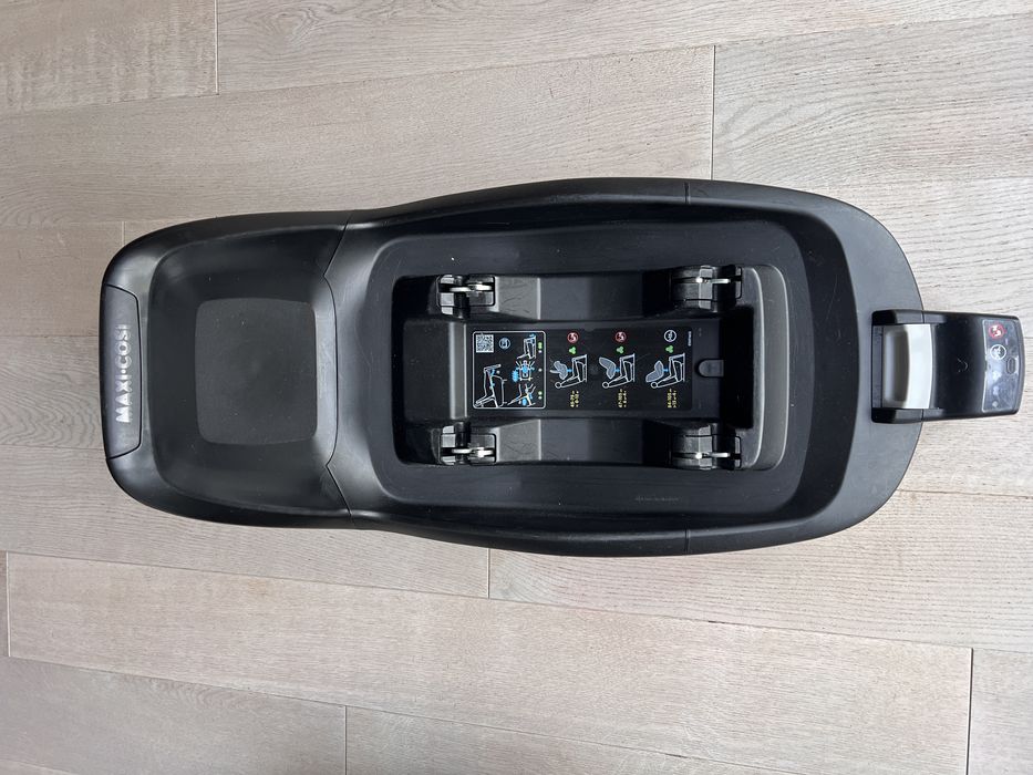 Maxi cosi z bazą i lusterkiem