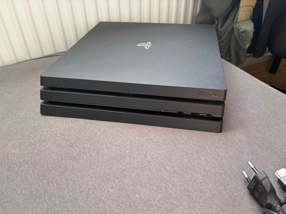 PS4 Pro 1TB + 2 pady + Minecraft + Need for Speed 2015