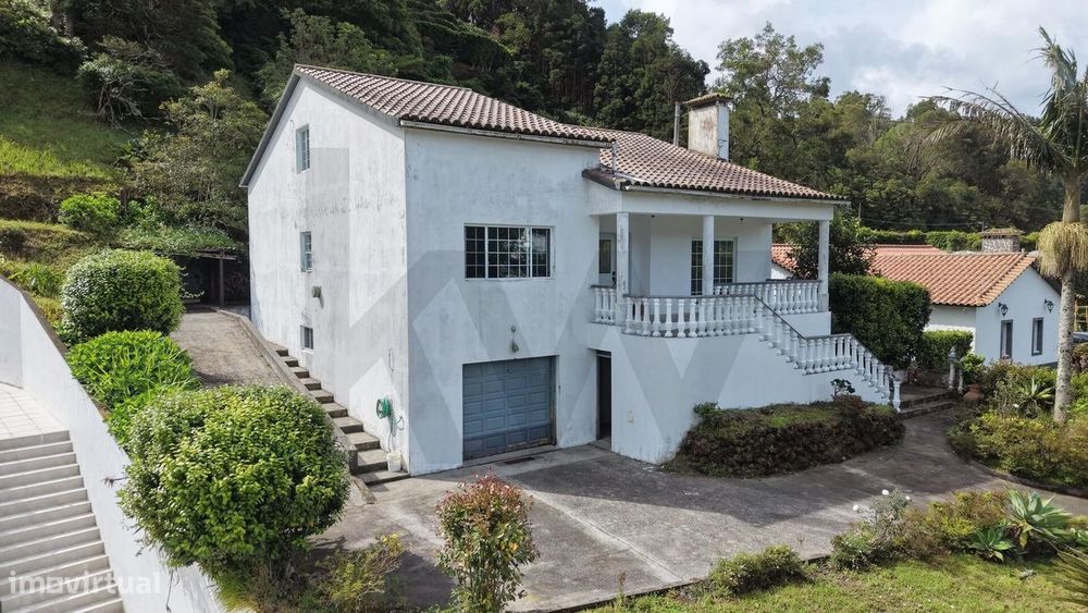Moradia de Excelência no Coração das Furnas – Espaço, Natureza e Poten