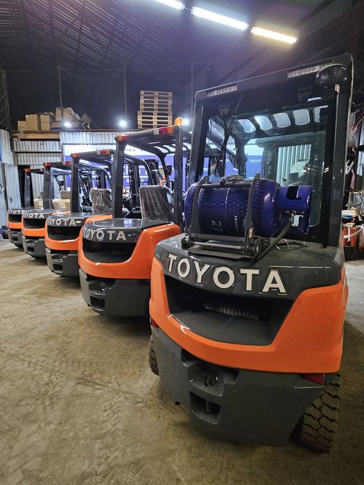 Навантажувачі вилкові в Києві. Вилочные погрузчики Тойота.