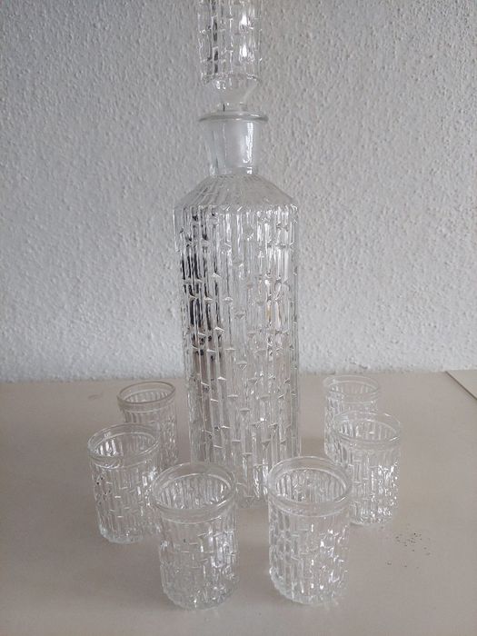 Garrafa de Licor e copos