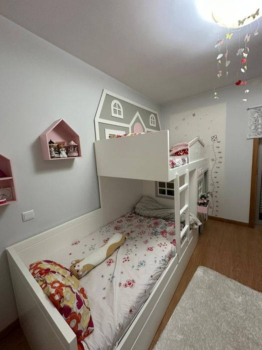 Quarto Criança - Beliche (3 camas), secretaria, cadeira e prateleiras