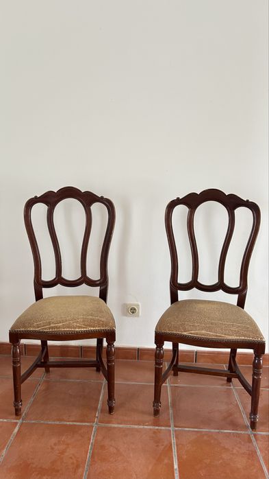 Par de cadeiras de jantar almofadadas em madeira maciça