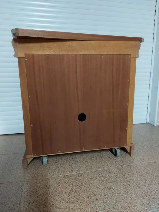 Móvel de televisão em cerejeira