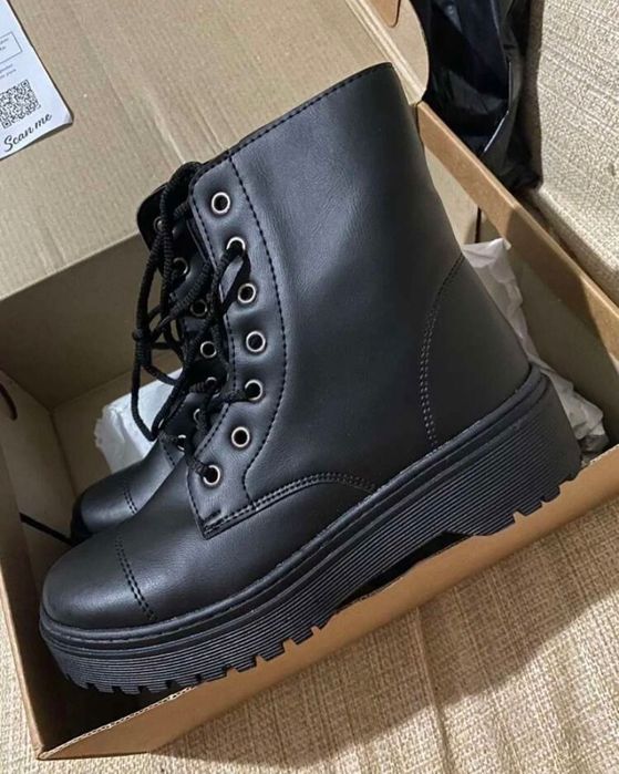 Botas pretas em bom estado