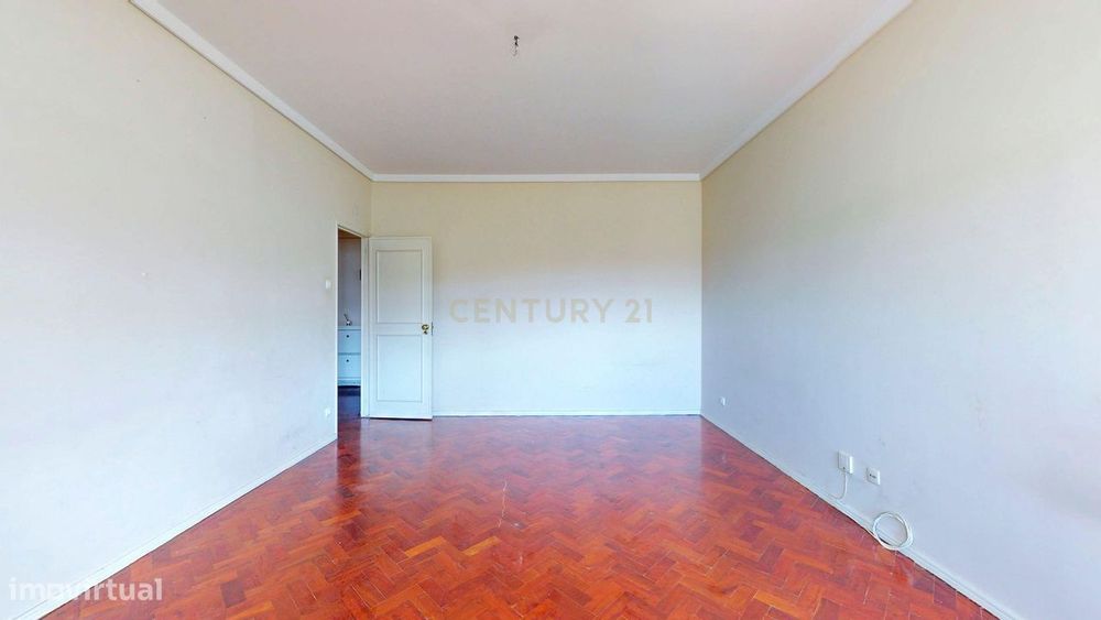 Espaçoso T4 para Recuperar na Avenida do Brasil em Lisboa