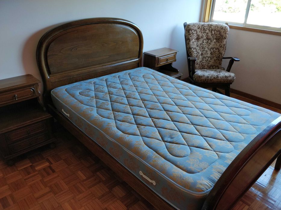 Quarto Completo em Madeira – Cama + Colchão + Cómoda + 2 Mesas de Cabeceira