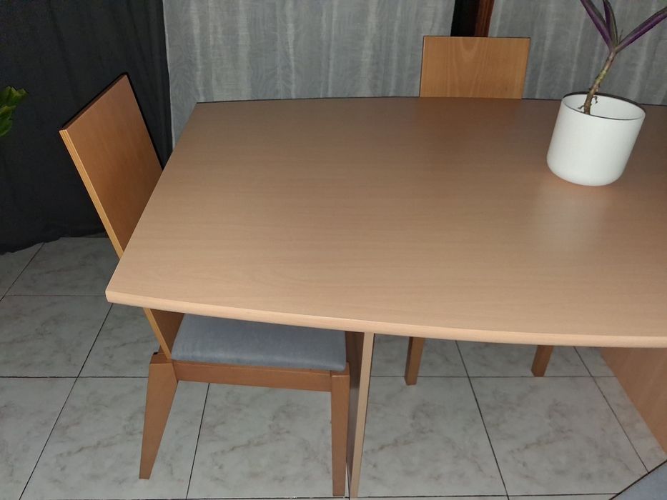 Mesa de jantar mais 4 cadeiras