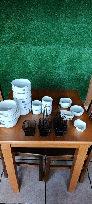 Jarra de vinho,  loiça de barro, taças, tachos , pratos ,travessas