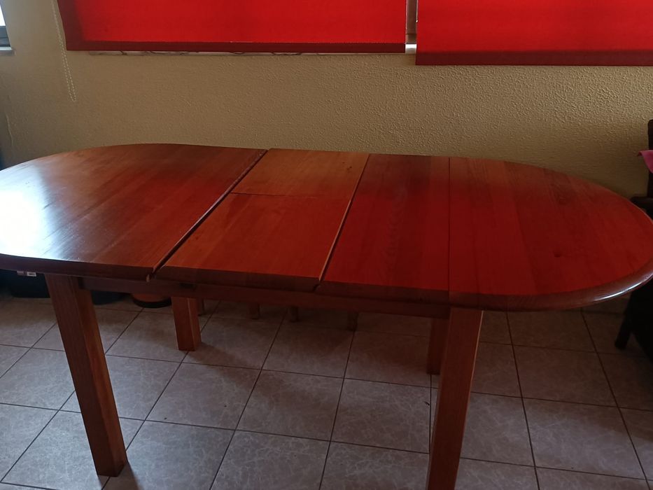 Mesa oval de madeira extensível