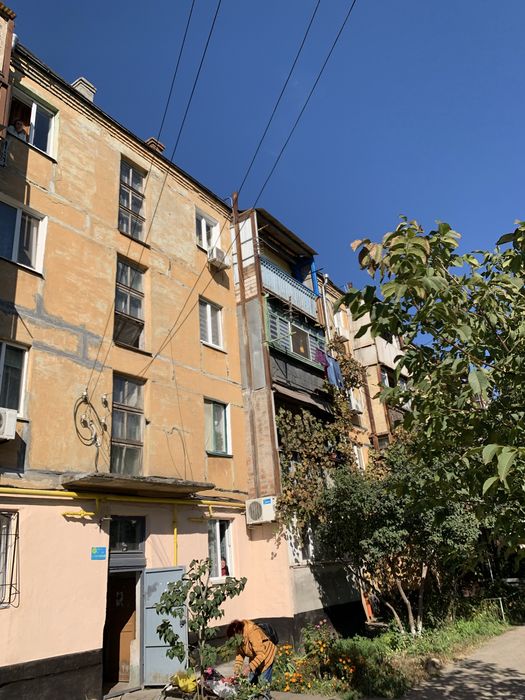 Продаж квартира трикімнатна біля зупинки вул. Мусоргського навпроти магазину Вогник