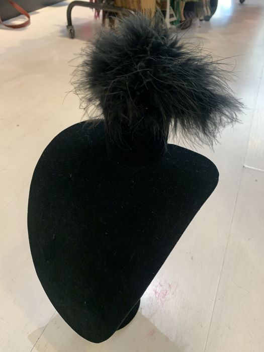 Expositor busto em veludo com plumas pretas