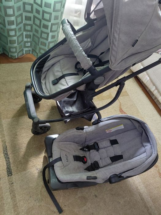 Дитяча коляска і автокрісло .