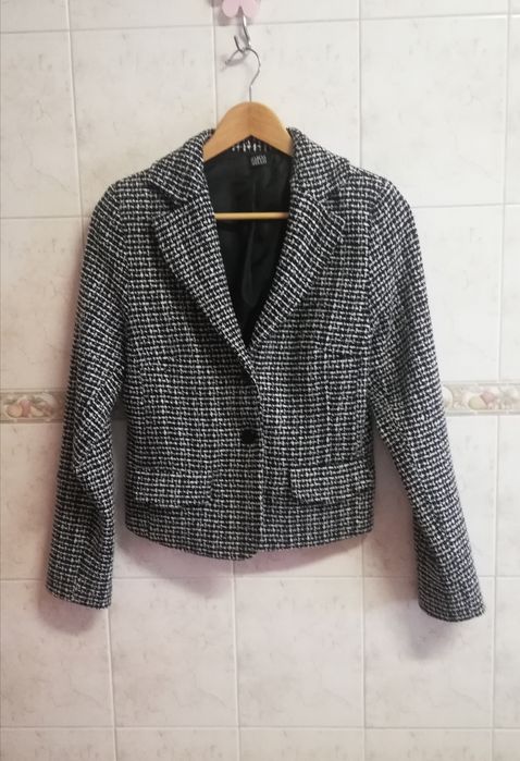 Short black-and-white coat, Márcia Mello, size M

Used coat