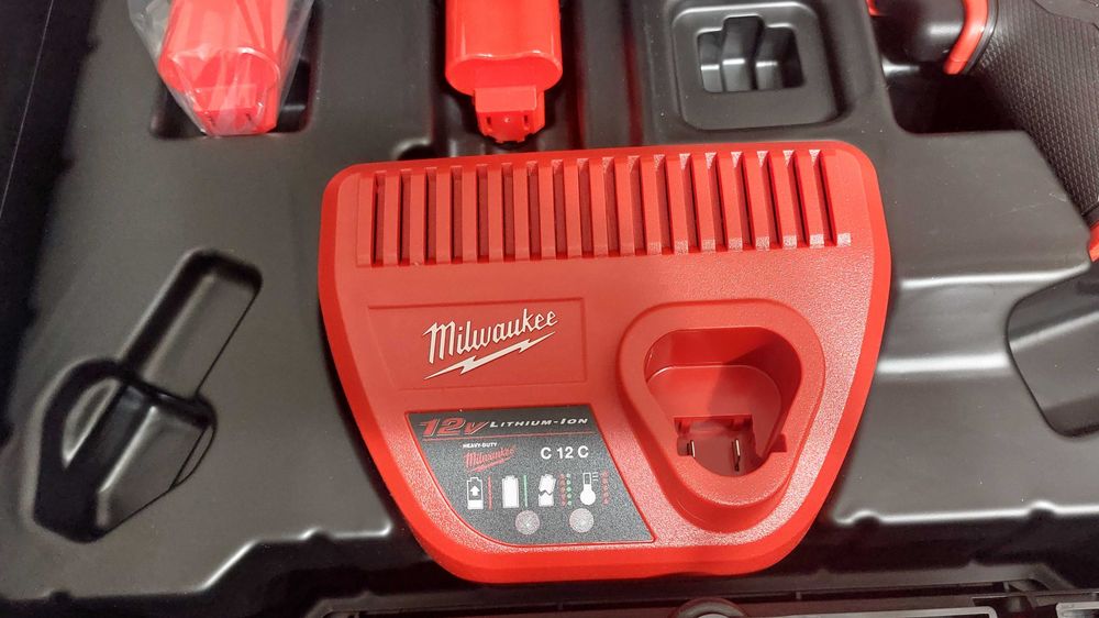 Wiertarko – wkrętarka udarowa Milwaukee M12FPD2 ładowarka, walizka