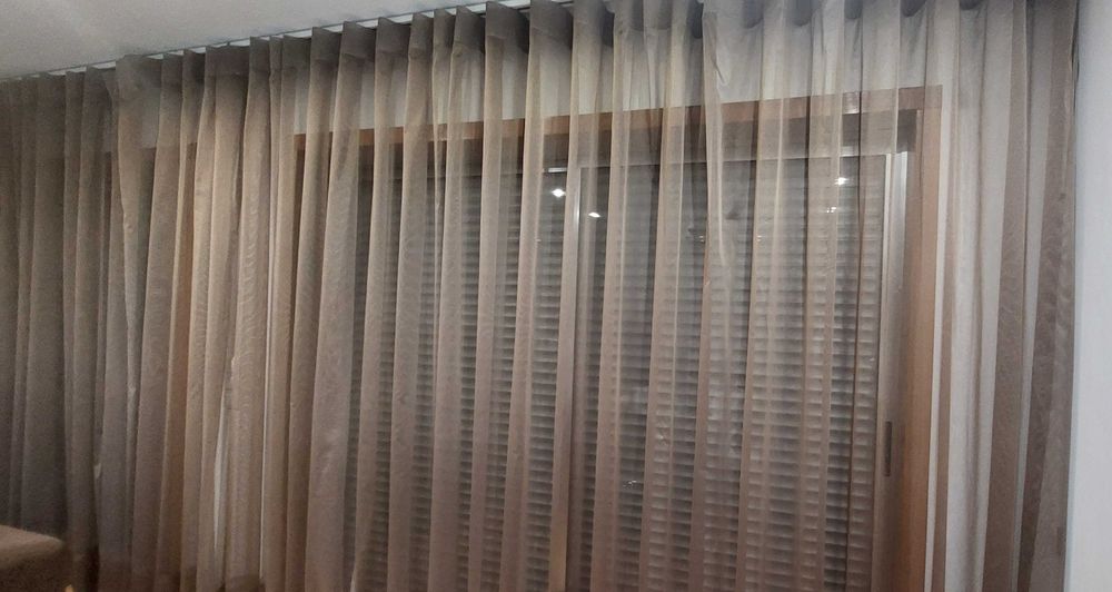 Duas cortinas cor castanho
