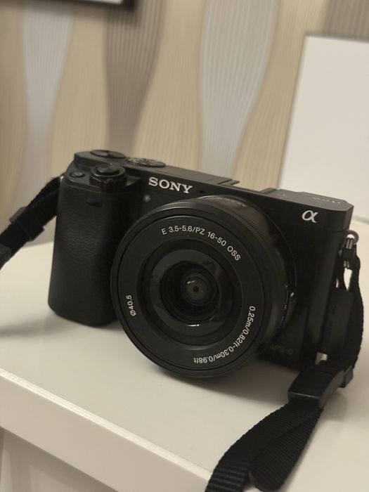 Aparat Sony alfa6000 z dwoma obiektywami