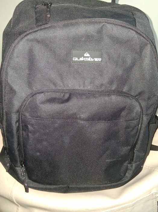 Mochila preta da QuickSilver, como nova, utilizada uma vez