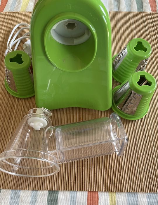 Trituradora de vegetais, com três raladores diferentes, de marca Tristar.