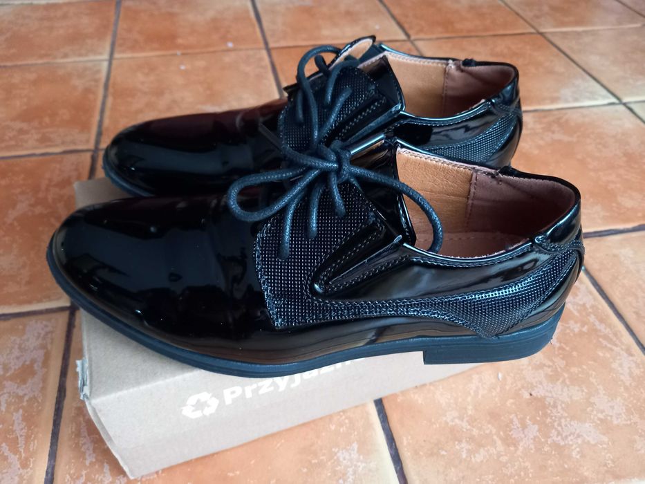 Eleganckie buty chłopięce