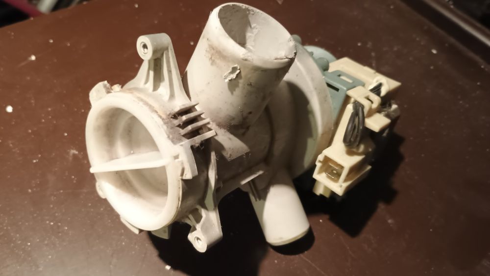 Części do pralki Beko widocznej na zdjęciach.