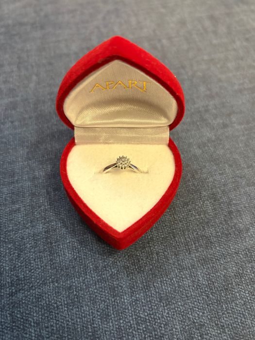 Pierścionek z białego złota z brylantami rozm.15