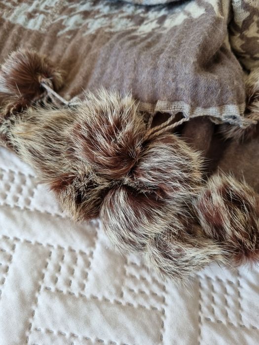 Szal szalik chusta wełna futro zima brąz beż kamel pompony boho
