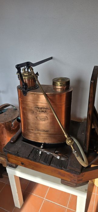 Pulverizador/sulfatador antigo em cobre da marca Lena