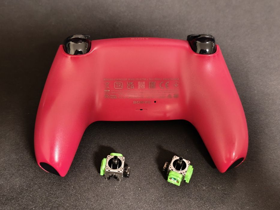 DualSense cosmic red com joysticks TMR Favor Union