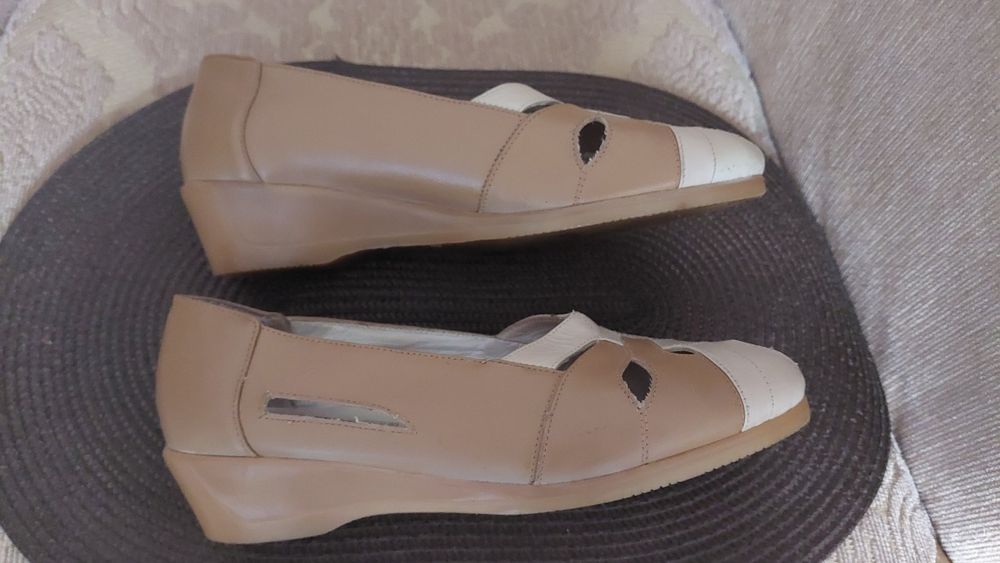 Półbuty ze skóry na koturnie r.38