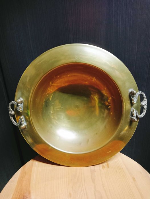 Braseira antiga com asas