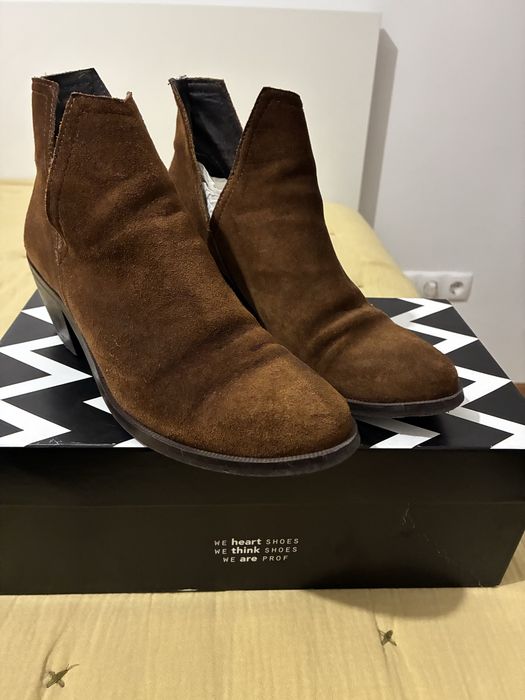Botins de pele tacão baixo