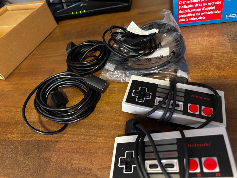 Nintendo Classic Mini com 2 comandos