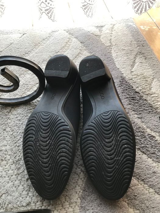 Półbuty marki Ecco.