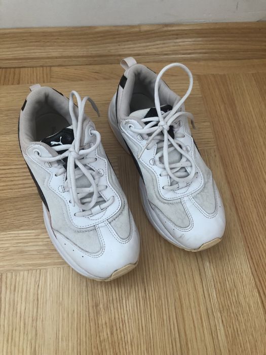 Кросівки жіночі