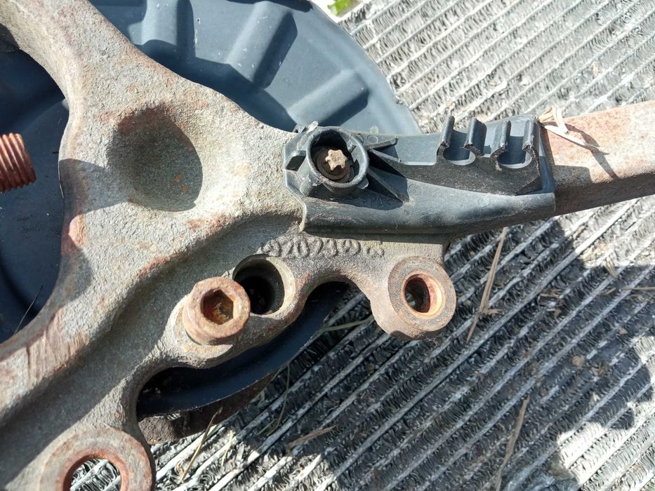 Поворотний кулак цапфа перед Mercedes W220 S320 CDI 2205460143