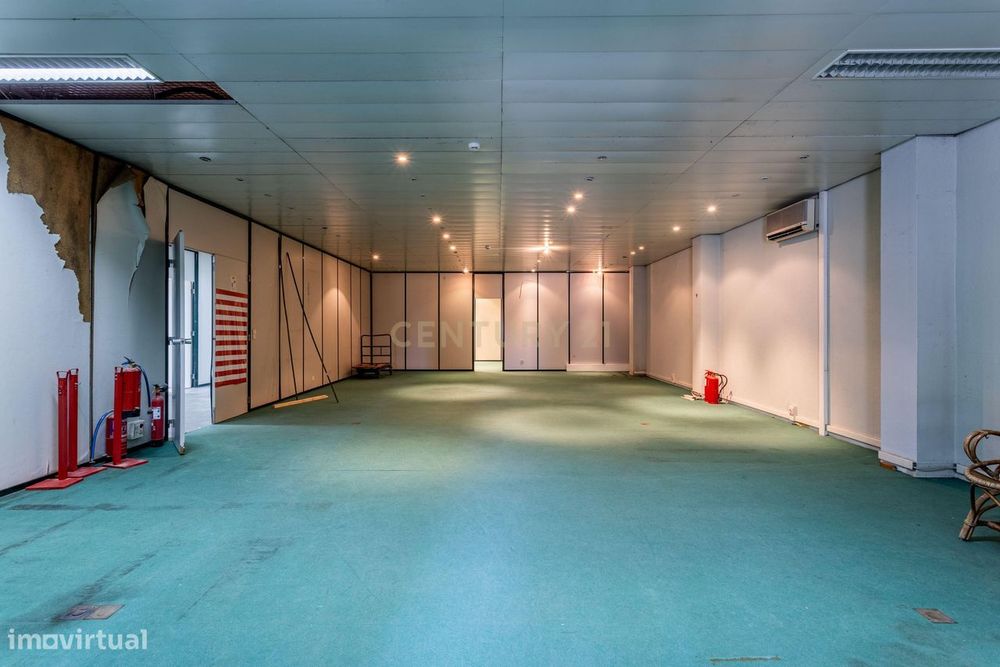 Armazém em Santa Iria de Azoia, Loures - 450m² por 3800€