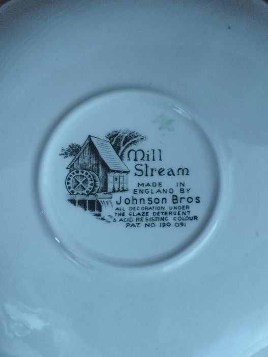 Pires e Chávena de Duas Asas - Mill Stream