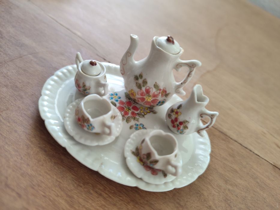 Vários serviços de café miniatura para colecionar