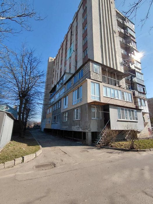 Кімна в гуртожитку площею 17кв.м. з балконом та підвалом.