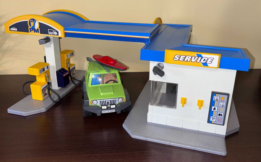 Duża Stacja Benzynowa Playmobil City Life 70201 z samochodem i figurkami