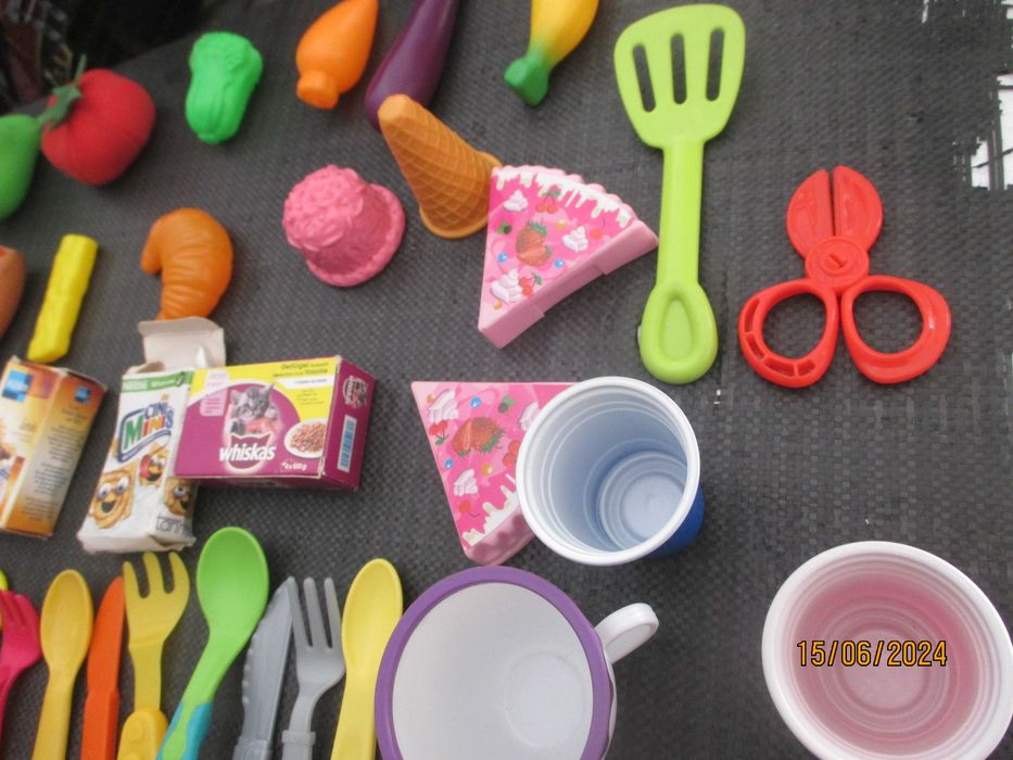 Brinquedos-40 peças plástico de prod.alimentares, talheres e loiça III
